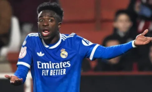 (لاليغا) تعترف بأزمة فينيسيوس وتعلن العلاج