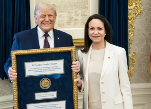 ترمب يحصل على (جائزة نوبل للسلام) على طريقته الخاصة