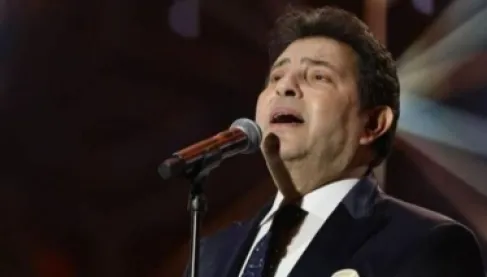 هاني شاكر يجري جراحة في العمود الفقري.. ما طبيعة حالته؟