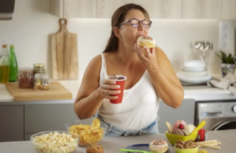عادة سيئة تؤثر على عملية الهضم