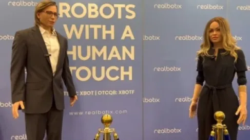 روبوتان بشريان يتبادلان حديثًا بشكل مستقل لمدة ساعتين لأول مرة