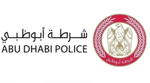شرطة أبوظبي تضبط سائقًا قام ببث مباشر أثناء القيادة