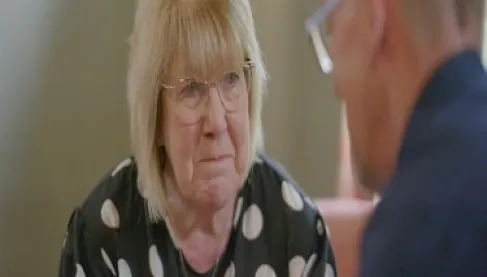 بعد 51 عاماً من الغياب القسري.. عناق ينهي نصف قرن من القطيعة بين أم وابنها