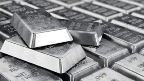 صناديق التحوط تقلص رهاناتها على الفضة إلى أدنى مستوى منذ عامين