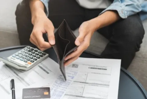 قاتل صامت في محفظتك.. كيف تدمر (ديونك) عضلة القلب؟