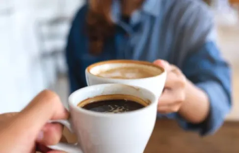 كيف يؤثر الكافيين على التهاب الأمعاء والقولون؟