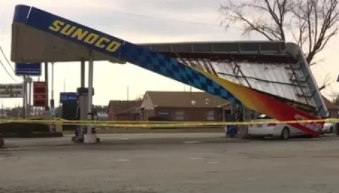 البطاطس المقلية تتسبب في حادث اصطدام مروع بمحطة وقود