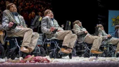 تنكروا في هيئة ستيفن هوكينغ لإنقاذ المرضى.. 12 مفاجأة إنسانية هزت مشاعر الإسبان