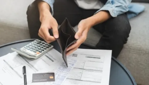 قاتل صامت في محفظتك.. كيف تدمر 