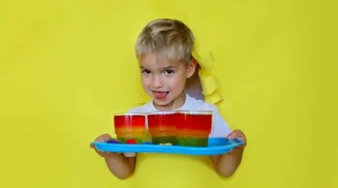 8 طرق لتجنب إعطاء طفلك أطعمة تحتوي على ألوان صناعية