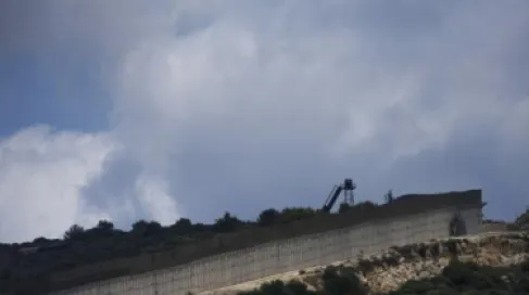 Israeli forces fire on Lebanese after he approaches border fence