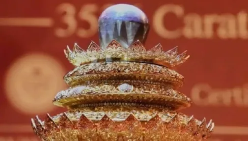 بالصور: أضخم ياقوتة أرجوانية في تاريخ الأحجار الكريمة للبيع بسعر خيالي