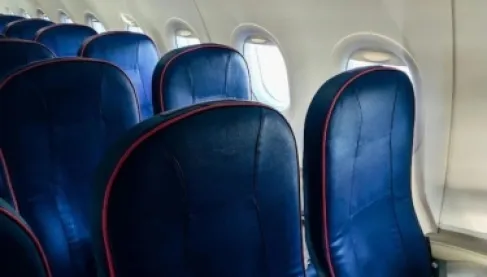 خداع التصميم.. السر وراء عدم محاذاة مقعدك لنافذة الطائرة