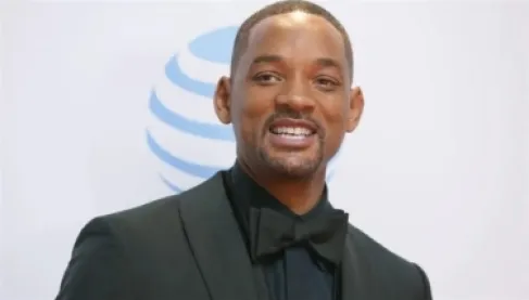 ويل سميث يشارك قاعدته الذهبية عند الوقوف أمام الأهرامات