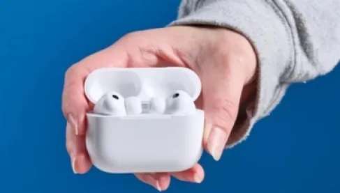 من إيماءات الرأس إلى السينما المنزلية.. 5 مزايا خفية في سماعات AirPods
