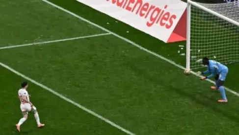 ليست أول مرة.. ميندي متخصص في إيقاف ركلات بانينكا