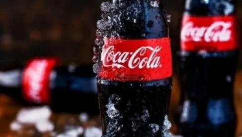 بعد 139 عاماً من السرية.. كيميائي يكشف الخلطة السحرية لأشهر مشروب غازي في العالم