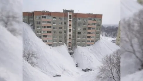 روسيا تحت الحصار الأبيض.. الثلوج تبتلع الطوابق الأربعة الأولى من المباني