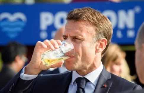 ترمب يهدد بفرض رسوم 200% على النبيذ والشمبانيا الفرنسية