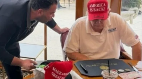 عملة مع صورة صدام أمام ترمب تشغل العراقيين.. ما القصة؟