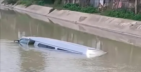 تدهور باص وسقوطه داخل قناة الملك عبدالله بالأغوار الشمالية