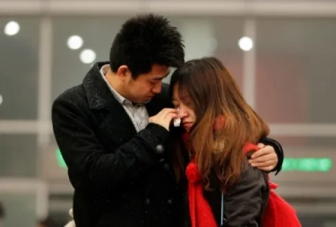 شركة يابانية تمسح دموع الموظفات المتباكيات باستخدام شباب يزيلون حزنهن