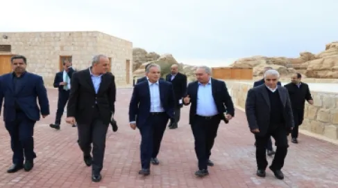 حسان يوجه بتفعيل البرامج والأنشطة النوعية في القرية الثقافية بالبترا