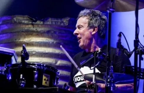 وفاة عازف طبول الروك الأسطوري روب هيرست