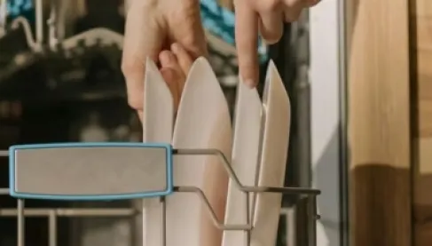 الصين.. زوج يُحطم منزله بعد شراء زوجته غسالة أطباق دون موافقته