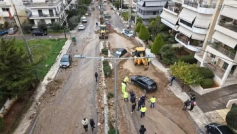 شاهد| فيضانات اليونان تحاصر سيدة تحت سيارة وتقتلها