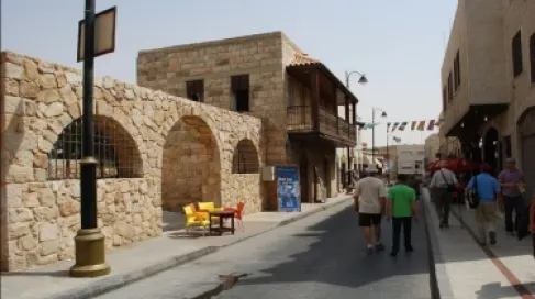 فتح الشارع في منطقة الحفرة العميقة أسفل عمارة مأدبا