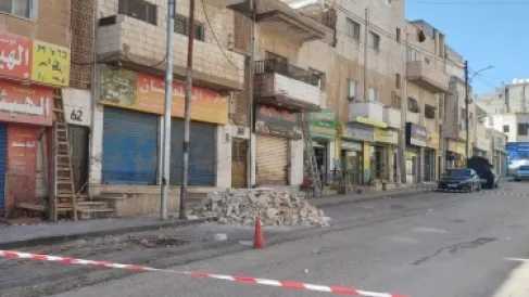 الجبور  يقرر فتح الشارع في منطقة الحفرة العميقة أسفل عمارة مادبا