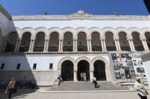 محكمة تونسية تقضي بسجن صحفيَّين معارضَين بتهم جنائية