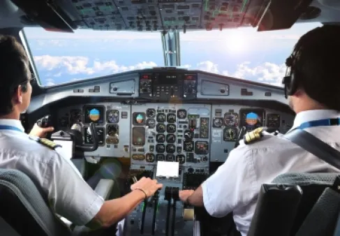 مضيف طيران ينتحل صفة «طيار» طيلة 4 أعوام