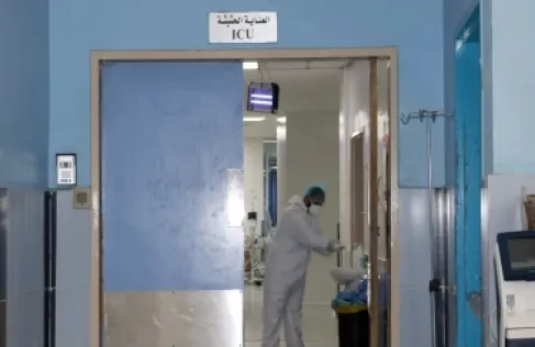 محاولة سرقة غريبة في مصر.. أقارب مريض يتسللون إلى المستشفى لتبصيمه على بيع أملاكه