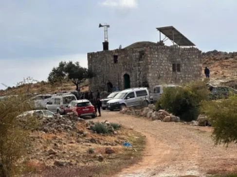 مستوطنون يخربون مسجدا ويعتدون على ممتلكات في خربة طانا شرق نابلس