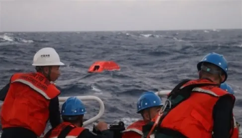 البحر يبتلع قارباً.. إنقاذ 13 فلبينياً والبحث عن مفقودين