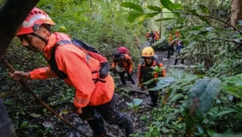 العثور على جثث ركاب الطائرة المنكوبة في إندونيسيا