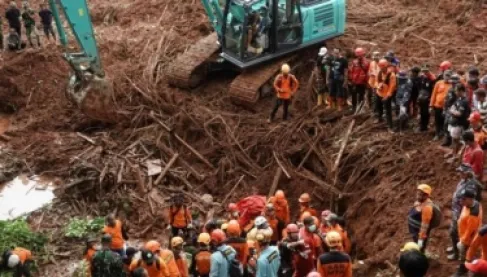 مقتل 7 أشخاص وفقدان 82 جراء انهيار أرضي في إندونيسيا