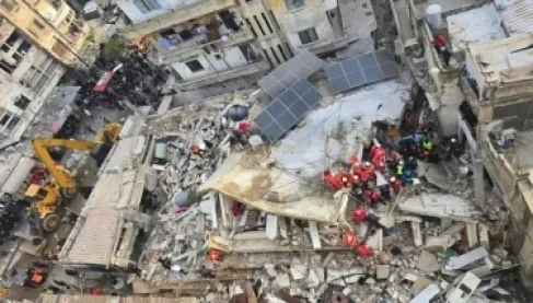 فيديو.. انهيار مبنى سكني في لبنان وجهود مكثفة لإنقاذ عائلة محاصرة