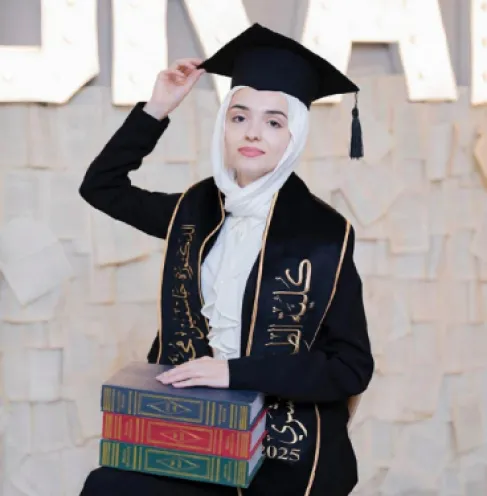 أم شاكر الطراونة تهنئ حفيدتها جاسمين بتخرجها في الطب من جامعة عين شمس