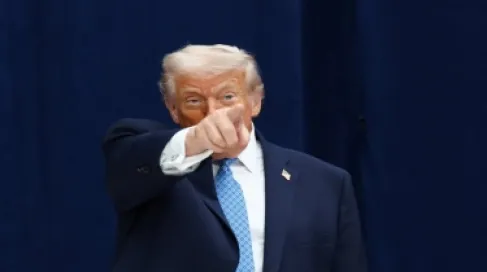 ترمب يهدد كندا برسوم جمركية بنسبة 100%