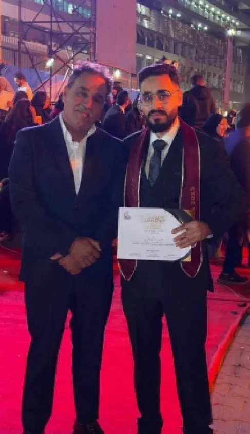 معاذ البدور يهنئ هشام المعابرة بتخرج نجله حمزة في الطب البشري