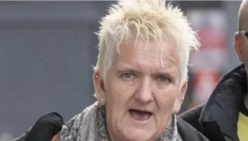 تشويه بمواد كيميائية وضرب بالعصى.. بريطانية تستعبد امرأة لـ25 عاماً في بيت الرعب