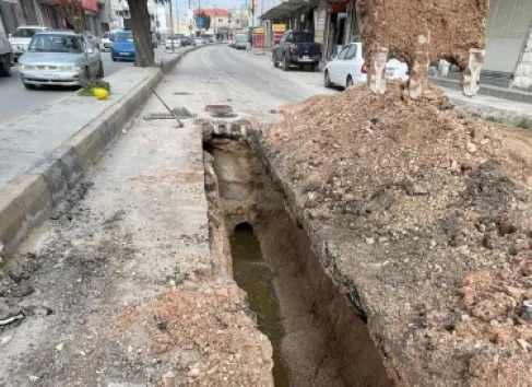 مياه اليرموك تستبدل خط صرف صحي تسبب بفيضان المياه العادمة باربد