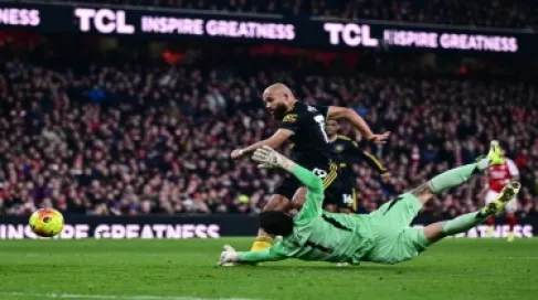 مانشستر يونايتد يُسقط أرسنال المتصدر في عقر داره 3-2