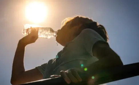 علماء: جزيئات البلاستيك بزجاجات المياه سامة!