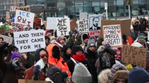 محتجون في مينيابوليس ضد إدارة الهجرة والجمارك وحاكم الولاية يطالب ترامب بسحب عناصرها