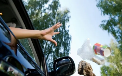 بلدية معان تركب كاميرات مراقبة على مركباتها لرصد مخالفات رمي النفايات