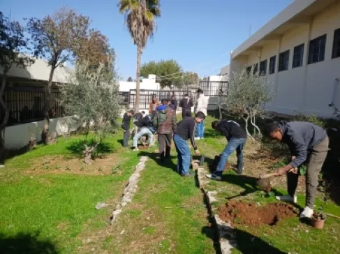 مركز شباب القويسمة يشارك في الحملة الوطنية للتشجير
